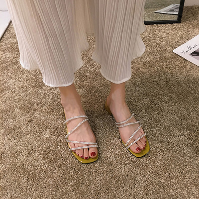 Κομψές γυναικείες παντόφλες με τακούνι 3,5 cm