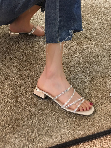 Κομψές γυναικείες παντόφλες με τακούνι 3,5 cm