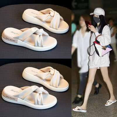 Παντόφλες με δερμάτινα λουράκια για γυναίκες