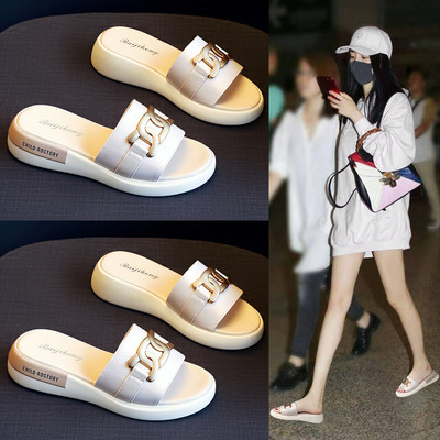 Γυναικείες παντόφλες με πλατφόρμα 4,5 cm και μεταλλικό στοιχείο