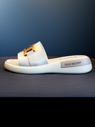 Γυναικείες παντόφλες με πλατφόρμα 4,5 cm και μεταλλικό στοιχείο