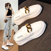 Γυναικείες παντόφλες casual από οικολογικό δέρμα με μεταλλική διακόσμηση