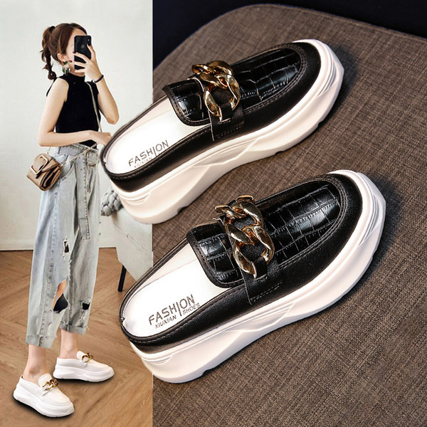 Γυναικείες παντόφλες casual από οικολογικό δέρμα με μεταλλική διακόσμηση