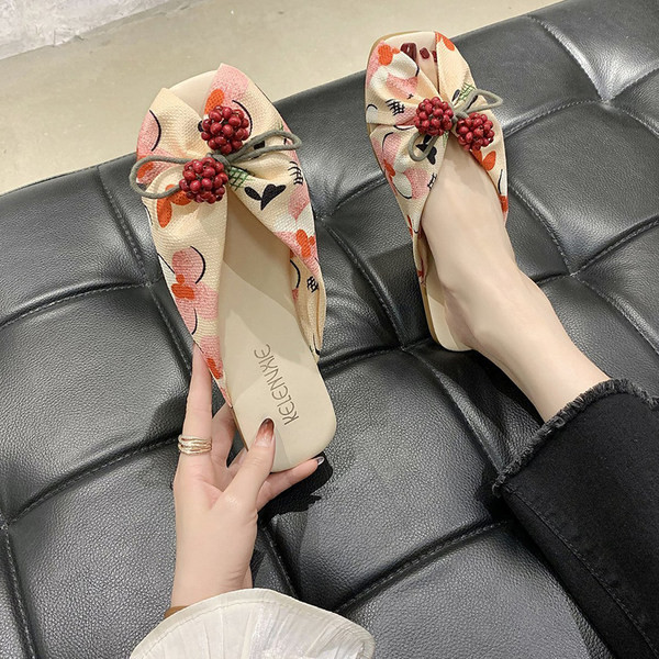 Παντόφλες με επίπεδη σόλα και κορδόνια