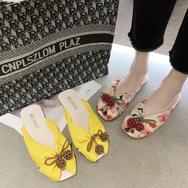 Παντόφλες με επίπεδη σόλα και κορδόνια