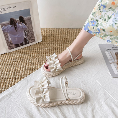 Sieviešu mākslīgās ādas čības ar pērļu lokām un metāla elementu