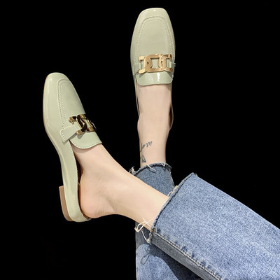 Sieviešu slēgtas čības ar metāla ķēdīti