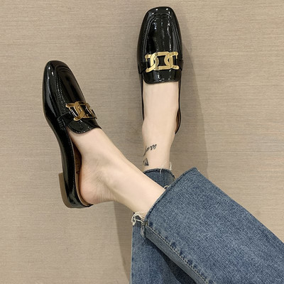 Sieviešu slēgtas čības ar metāla ķēdīti