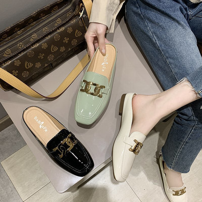 Sieviešu slēgtas čības ar metāla ķēdīti