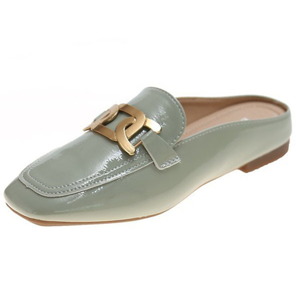 Sieviešu slēgtas čības ar metāla ķēdīti