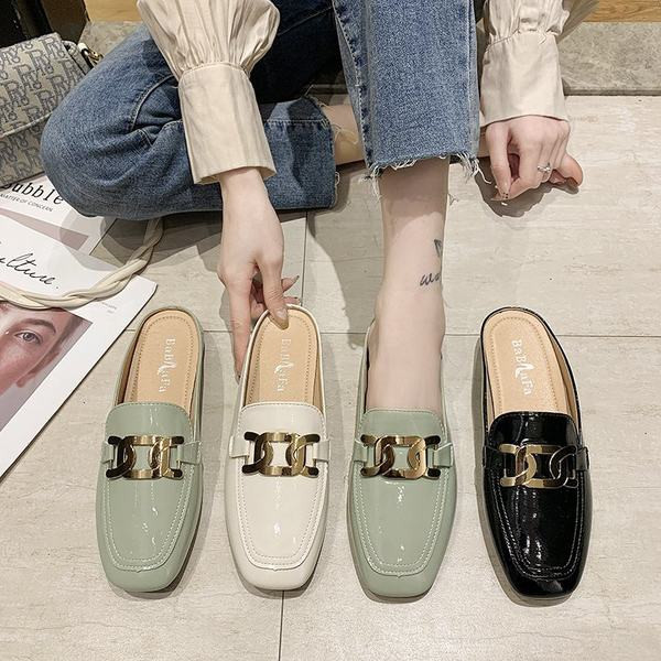 Sieviešu slēgtas čības ar metāla ķēdīti