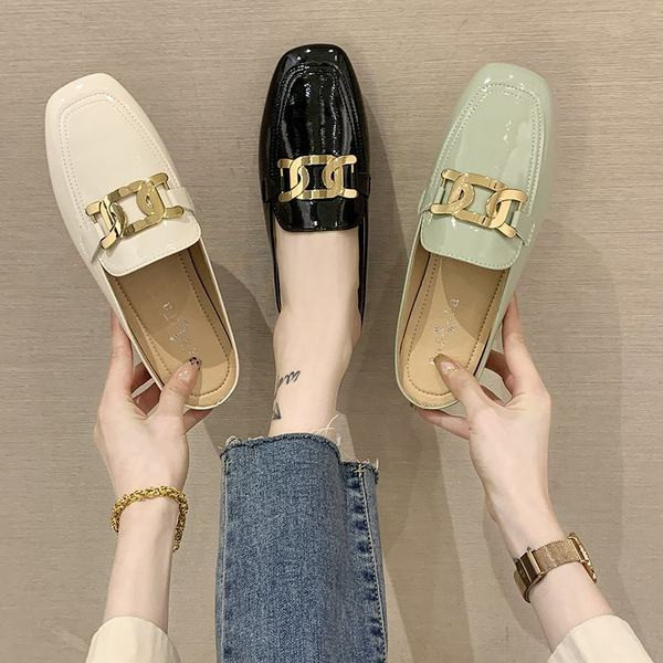 Sieviešu slēgtas čības ar metāla ķēdīti