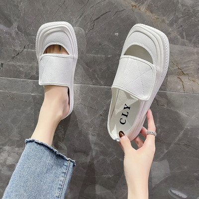 Παντόφλες με τετράγωνο σχήμα