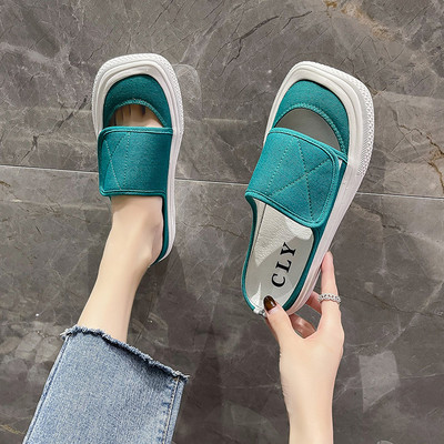 Παντόφλες με τετράγωνο σχήμα