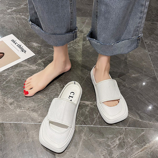 Παντόφλες με τετράγωνο σχήμα