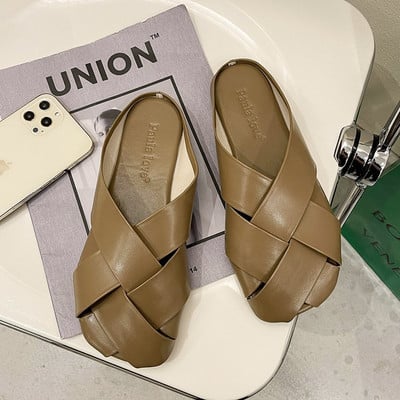 Sieviešu slēgtas čības no mākslīgās ādas ar plakanu zoli