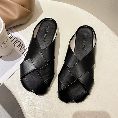 Sieviešu slēgtas čības no mākslīgās ādas ar plakanu zoli