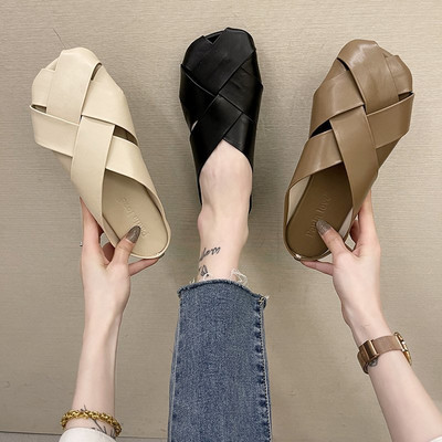 Sieviešu slēgtas čības no mākslīgās ādas ar plakanu zoli