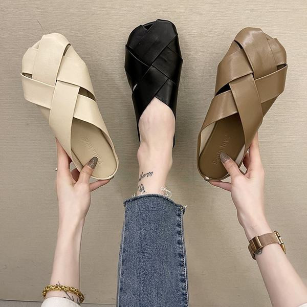 Sieviešu slēgtas čības no mākslīgās ādas ar plakanu zoli