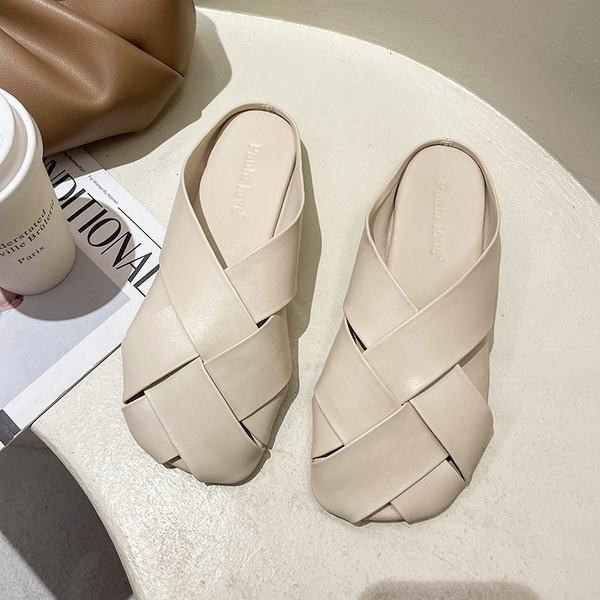 Sieviešu slēgtas čības no mākslīgās ādas ar plakanu zoli