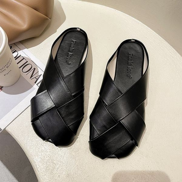 Sieviešu slēgtas čības no mākslīgās ādas ar plakanu zoli