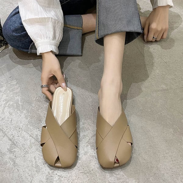 Γυναικείες κλειστές παντόφλες από οικολογικό δέρμα