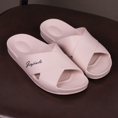 Gumijas ikdienas čības ar krusteniskām siksnām