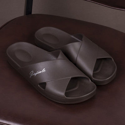 Gumijas ikdienas čības ar krusteniskām siksnām