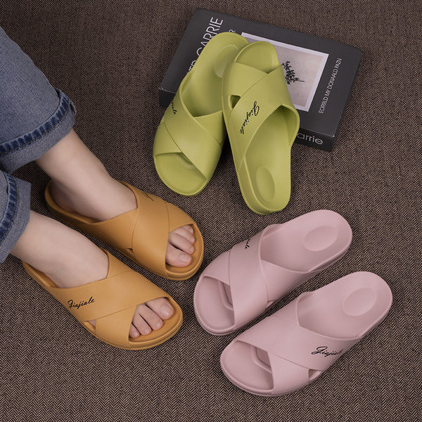 Gumijas ikdienas čības ar krusteniskām siksnām