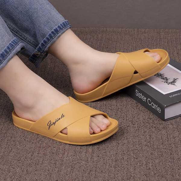 Gumijas ikdienas čības ar krusteniskām siksnām