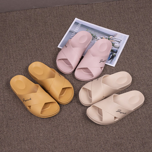 Gumijas ikdienas čības ar krusteniskām siksnām