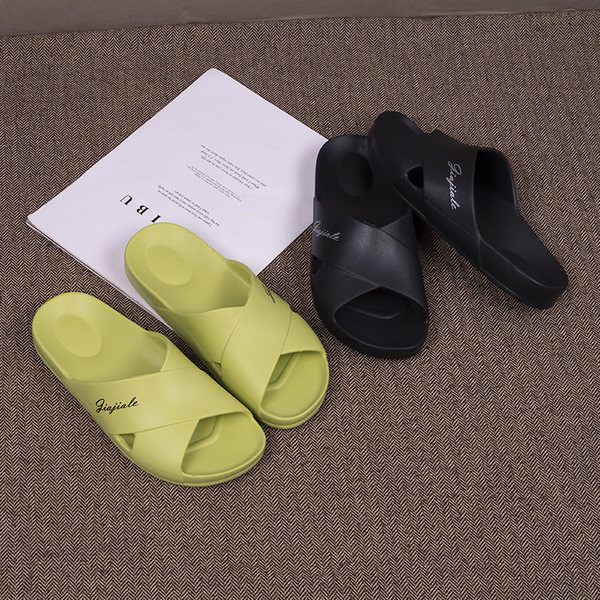 Gumijas ikdienas čības ar krusteniskām siksnām