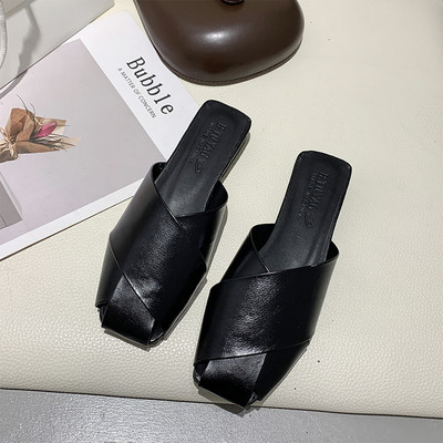 Sieviešu ādas čības ar plakanām zolēm - trīs krāsās