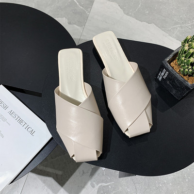 Sieviešu ādas čības ar plakanām zolēm - trīs krāsās