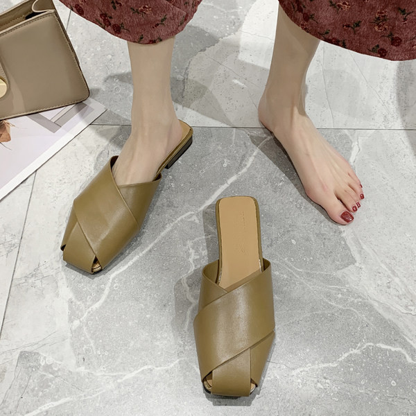 Sieviešu ādas čības ar plakanām zolēm - trīs krāsās