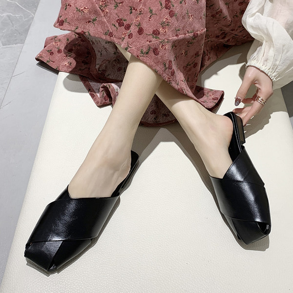 Sieviešu ādas čības ar plakanām zolēm - trīs krāsās