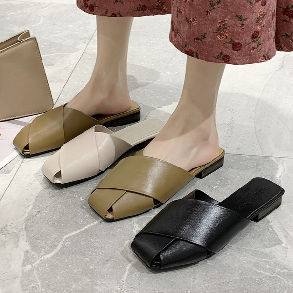 Sieviešu ādas čības ar plakanām zolēm - trīs krāsās