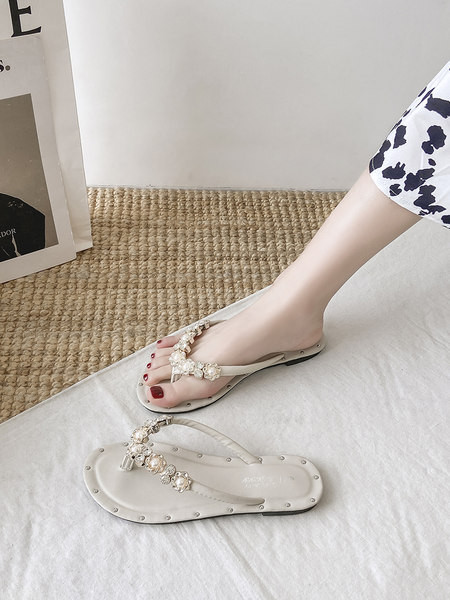 Γυναικείες παντόφλες ανάμεσα στα δάχτυλα με διακοσμητικές πέτρες και πέρλες