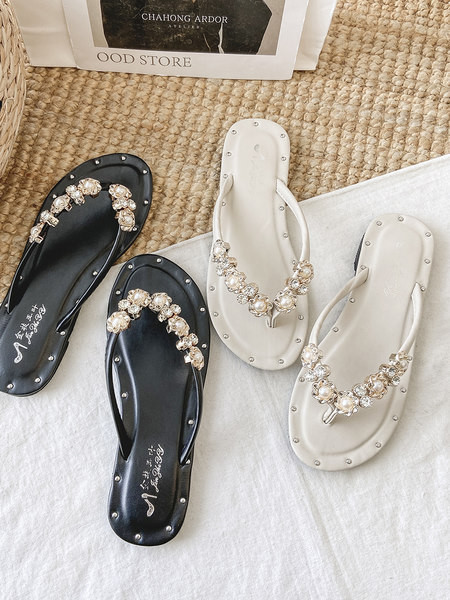 Γυναικείες παντόφλες ανάμεσα στα δάχτυλα με διακοσμητικές πέτρες και πέρλες