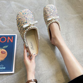 Sieviešu spīdīgas čības ar fliteriem un plakanu zoli