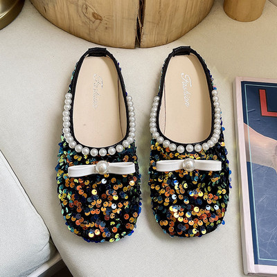 Sieviešu spīdīgas čības ar fliteriem un plakanu zoli