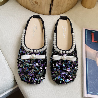 Sieviešu spīdīgas čības ar fliteriem un plakanu zoli