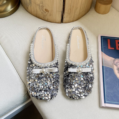 Sieviešu spīdīgas čības ar fliteriem un plakanu zoli