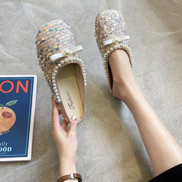 Sieviešu spīdīgas čības ar fliteriem un plakanu zoli