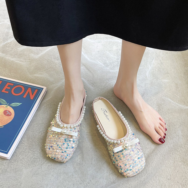 Sieviešu spīdīgas čības ar fliteriem un plakanu zoli