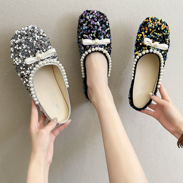 Sieviešu spīdīgas čības ar fliteriem un plakanu zoli