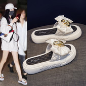 Sieviešu čības uz līdzenas platformas ar tekstila lentīti un metāla apdari