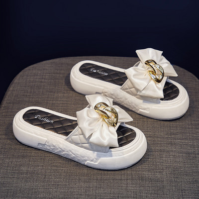 Sieviešu čības uz līdzenas platformas ar tekstila lentīti un metāla apdari