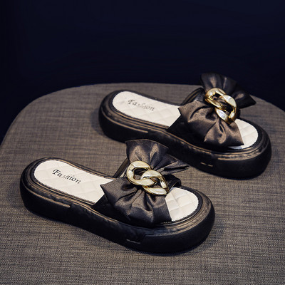 Sieviešu čības uz līdzenas platformas ar tekstila lentīti un metāla apdari