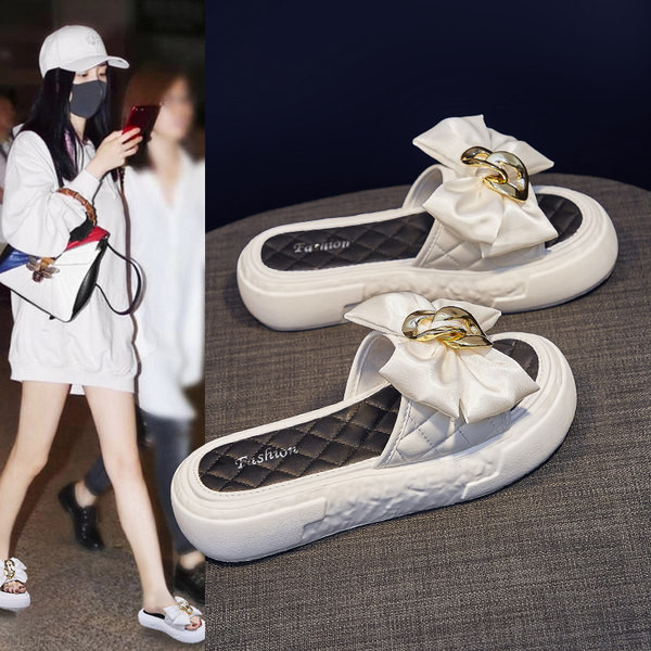 Sieviešu čības uz līdzenas platformas ar tekstila lentīti un metāla apdari